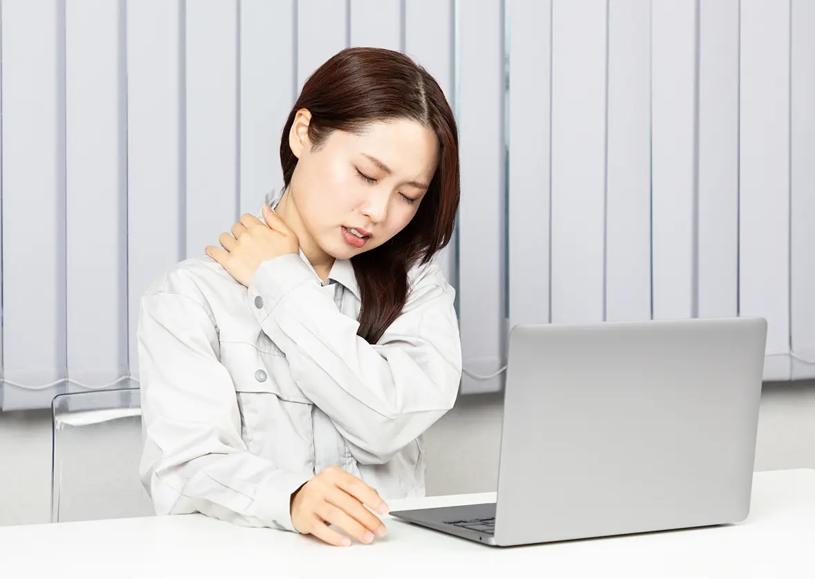 肩こりが辛い女性