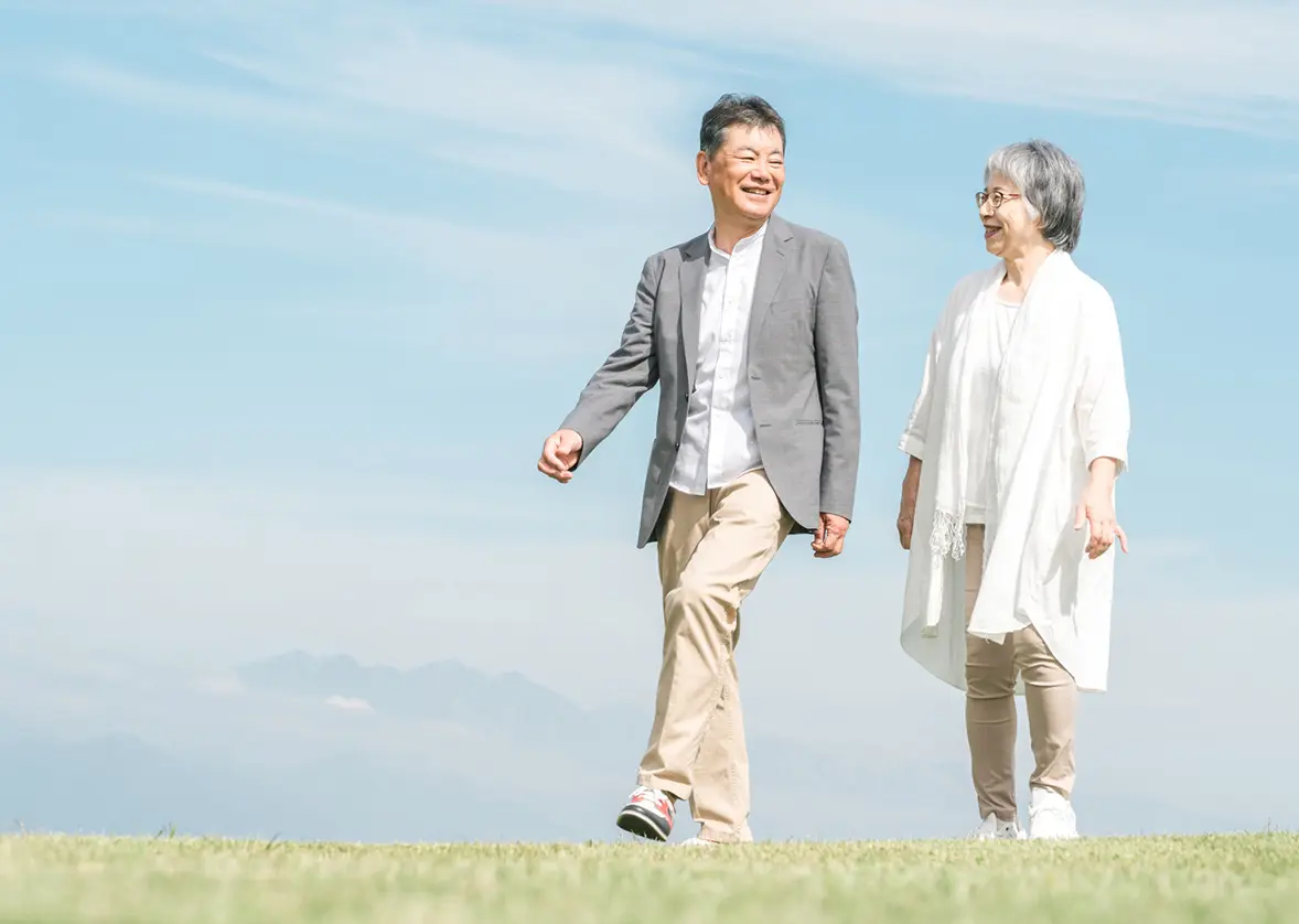 笑顔で歩くシニア夫婦