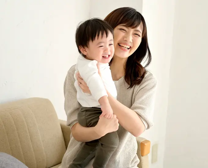 子供を抱っこする女性