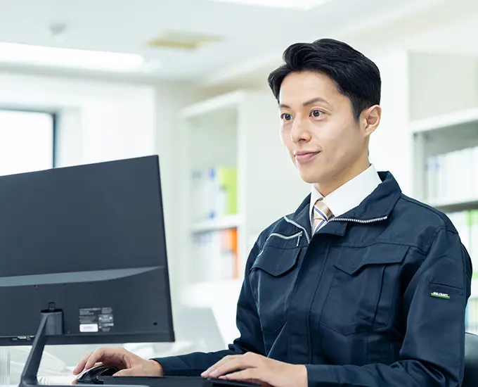 デスクワークの男性