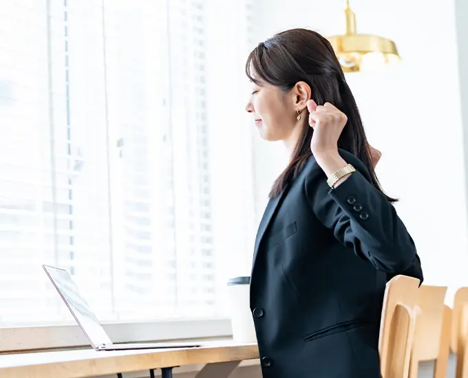 背伸びをする女性