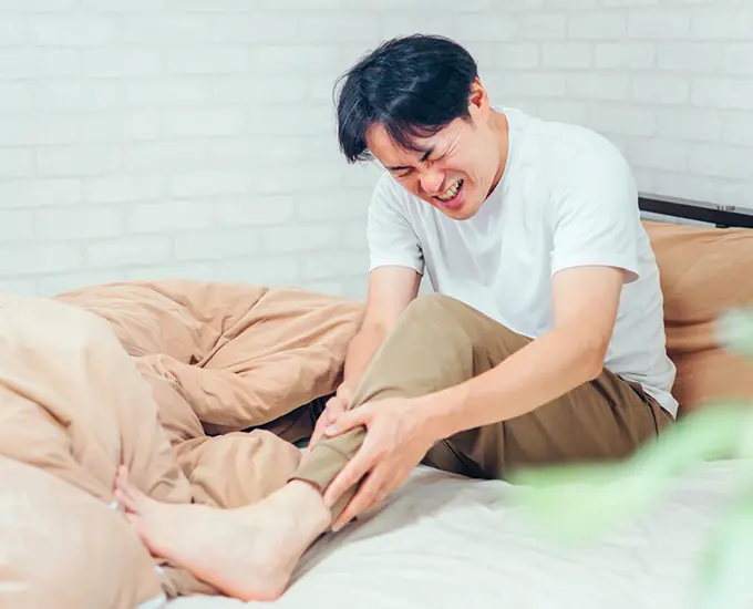 寝起きに足が痛い男性