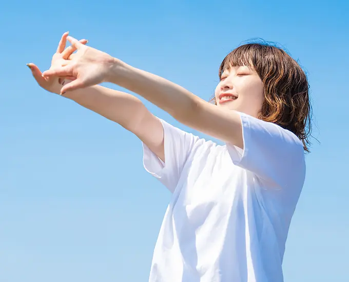 背伸びをする女性
