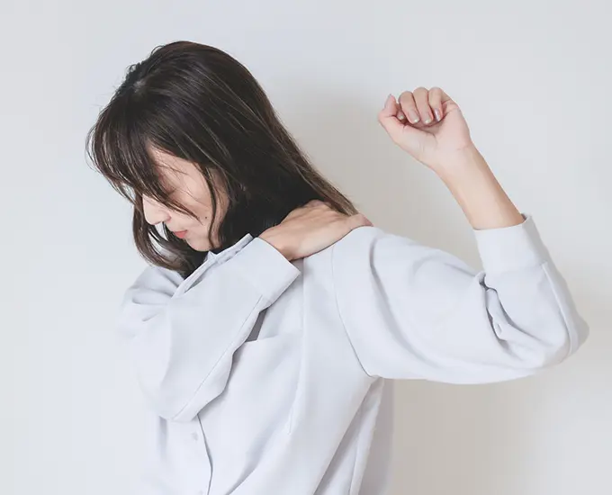 肩が上がらない女性