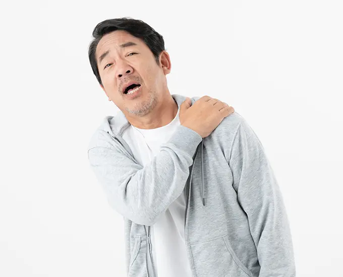 肩が痛いミドル男性