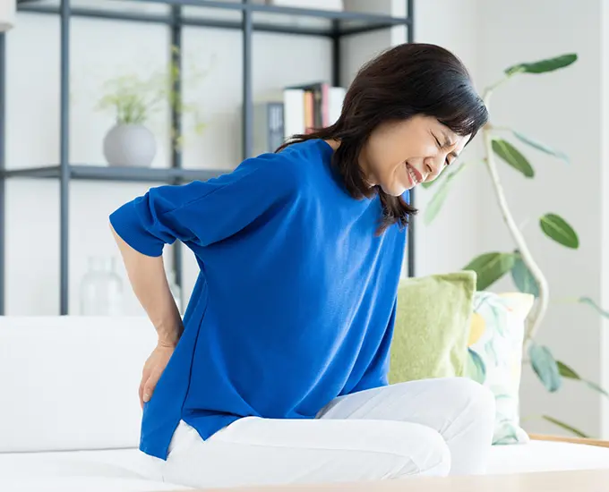 腰痛のミドル女性