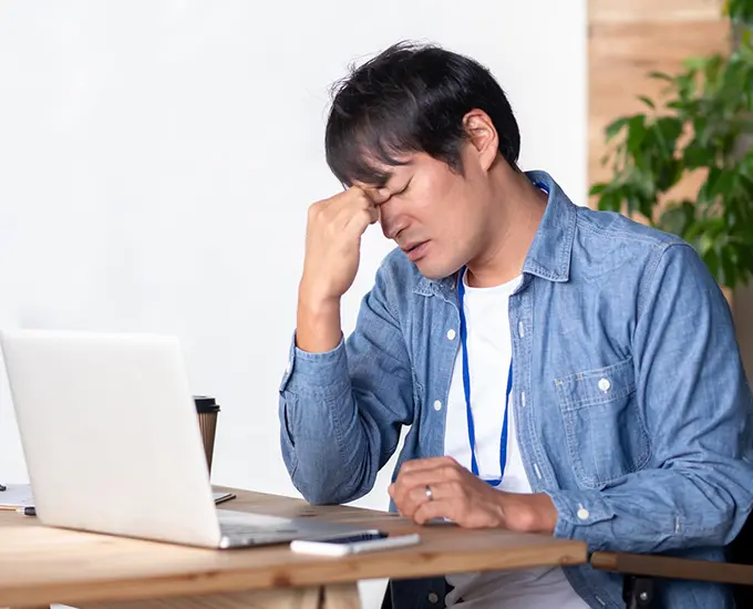 眼精疲労に悩む男性
