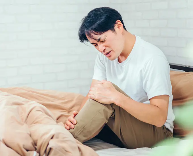 膝が痛い男性