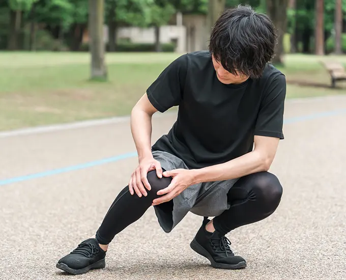 膝が痛い男性