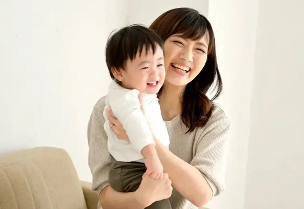 子供を抱っこする女性